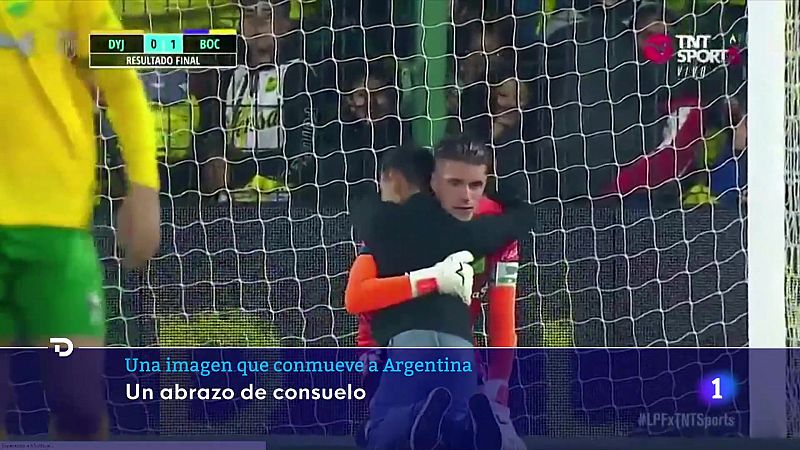 El abrazo de un niño a un portero que conmueve a Argentina -- Ver ahora