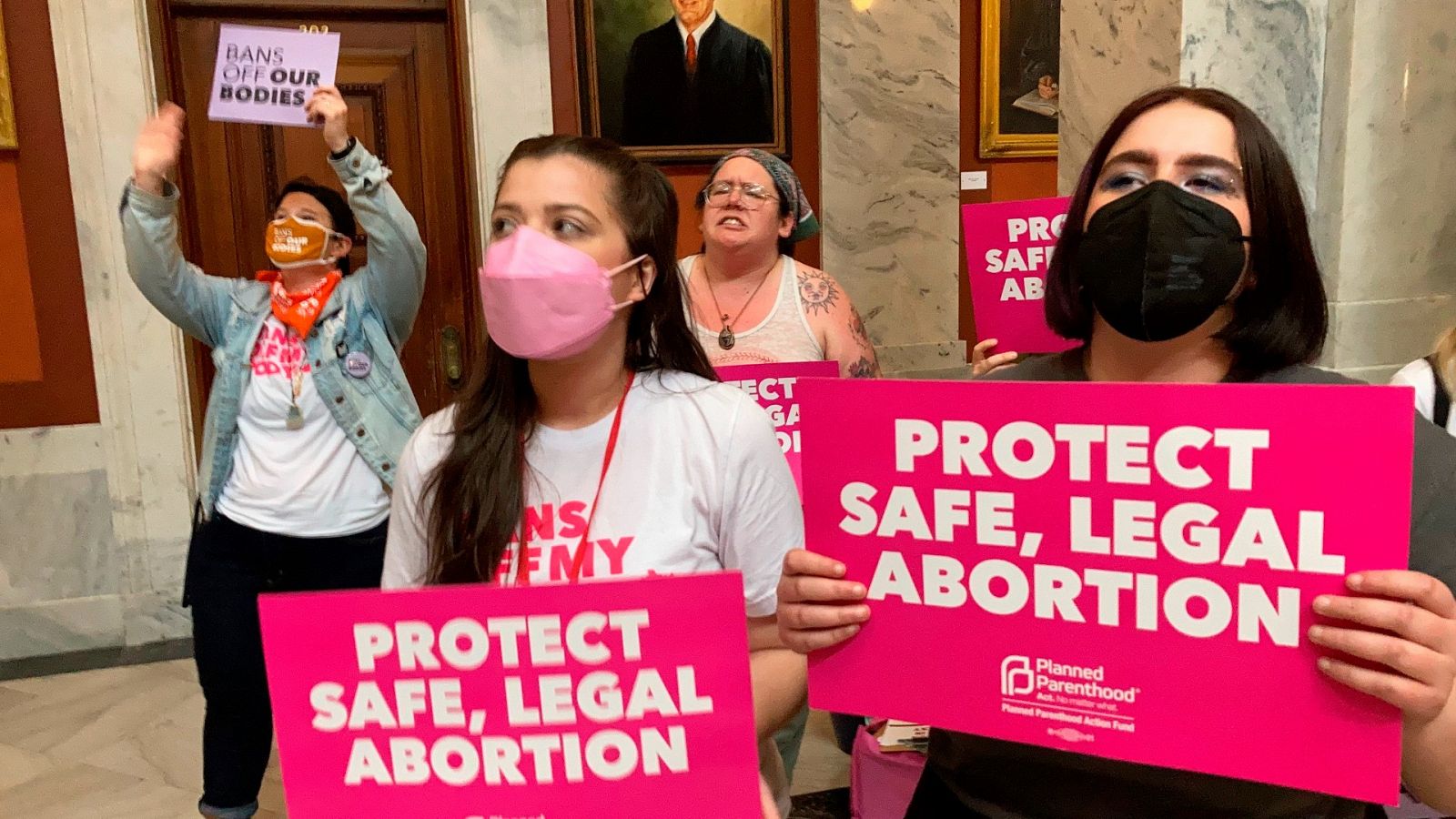 Mujeres que viven en estados donde abortar es legal ofrecen ayuda a otras