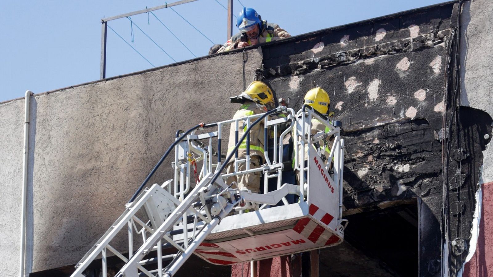 Dos menores en estado crítico por el incendio de un piso en Badalona