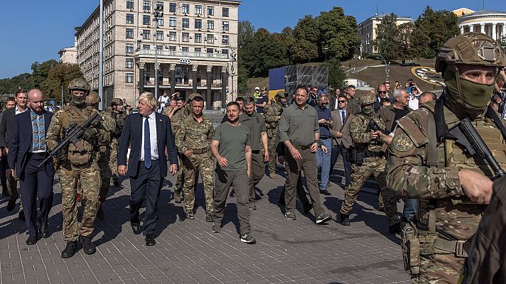 Ucrania celebra su Día de la Independencia entre la tensión y el ánimo de resistencia con la visita sorpresa de Johnson