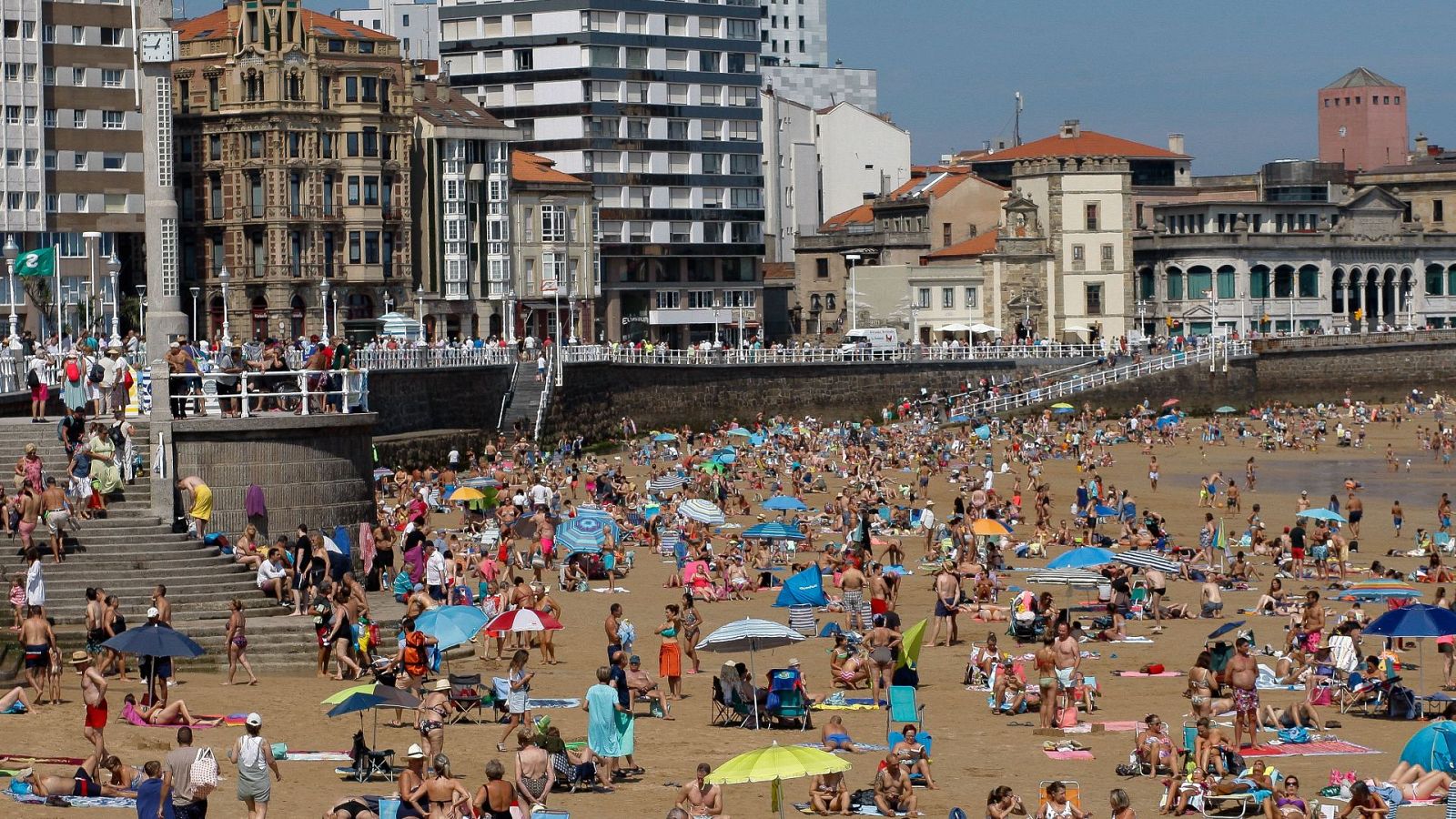 Topless:Polémica en las redes por un vídeo de la Generalitat | Ver