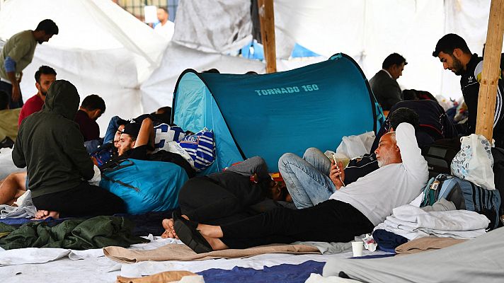 Telediario 2 - Muere un bebé de tres meses a las puertas de un centro de refugiados en Holanda, mientras 700 personas esperan una plaza