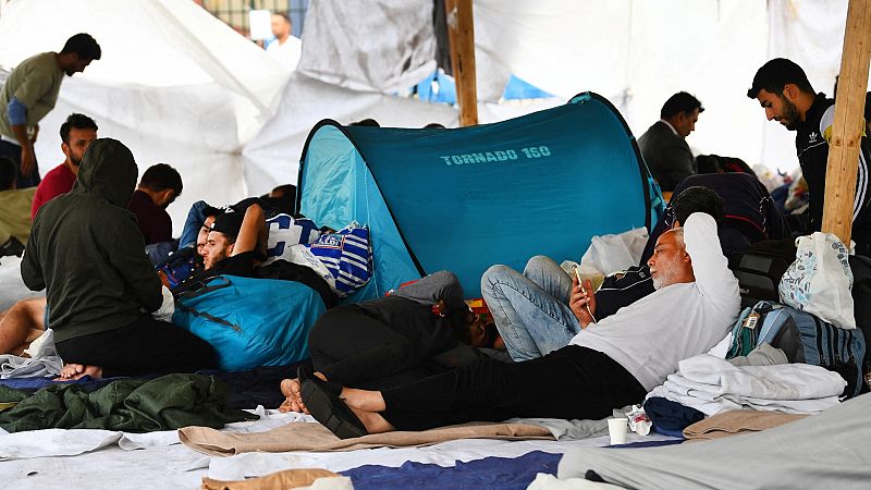 Muere un bebé de tres meses a las puertas de un centro de refugiados en Holanda, mientras 700 personas esperan una plaza