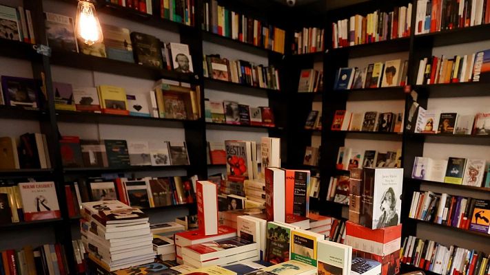 Telediario 1 - Una librería, un videoclub o una bodega: negocios salvados gracias a la "solidaridad" de sus clientes