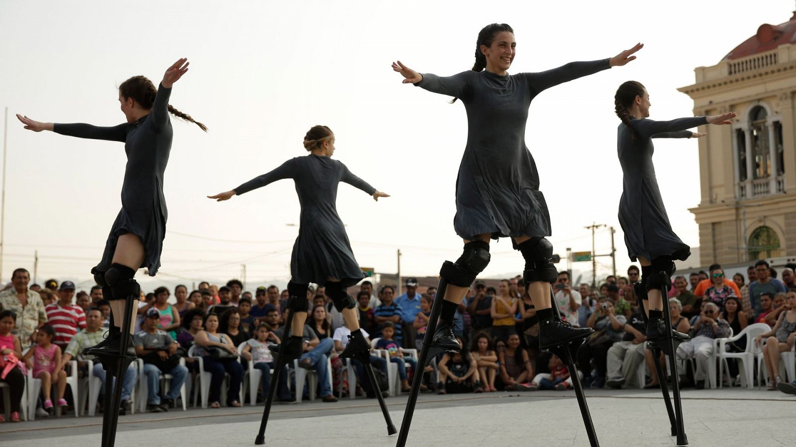 La compañía Maduixa baila sobre zancos