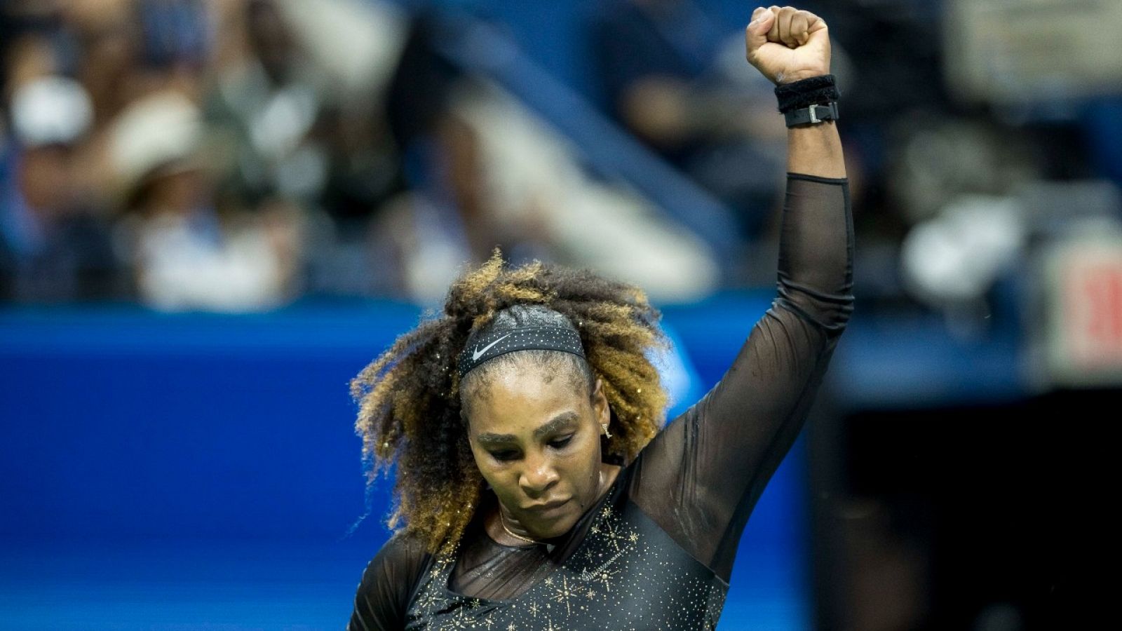 Serena Williams supera la primera ronda y aplaza su adiós 