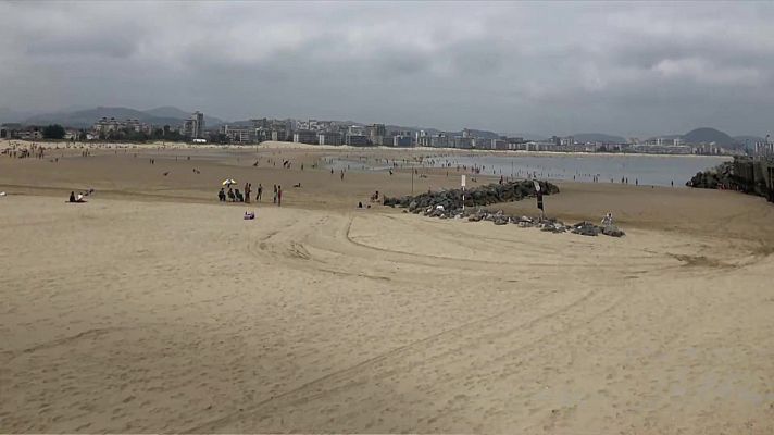 A lo largo del día la nubosidad se irá extendiendo al área cantábrica y el alto Ebro y podría llover débilmente en Asturias