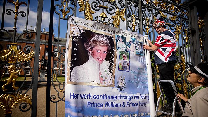 Flores y fotos vuelven a inundar la antigua residencia de Lady Di 25 años después de su muerte