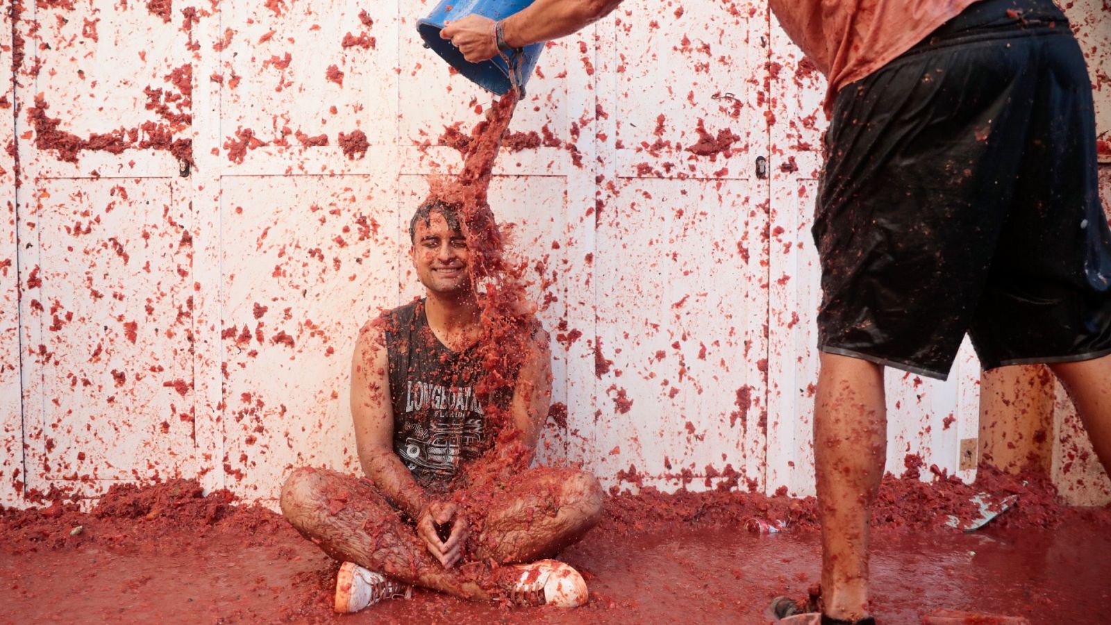 La Tomatina vuelve a celebrarse en Buñol con 15.000 personas