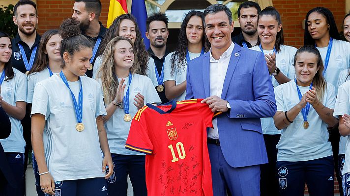 Telediario 1 - Sánchez recibe a la selección sub 20 campeona del mundo
