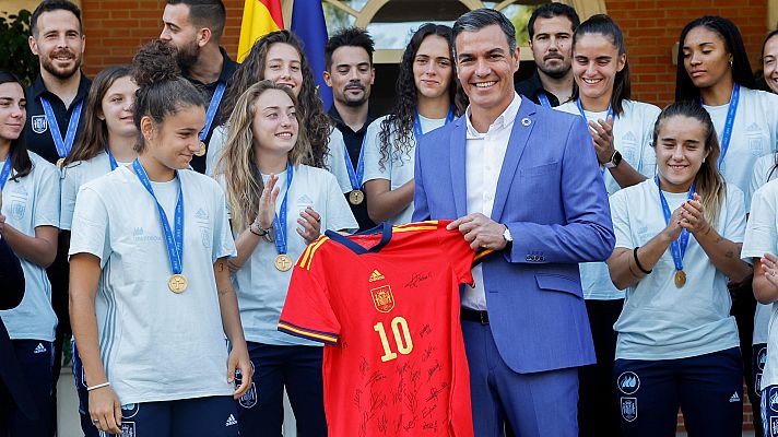 Telediario 1 - Sánchez recibe a la selección sub 20 campeona del mundo