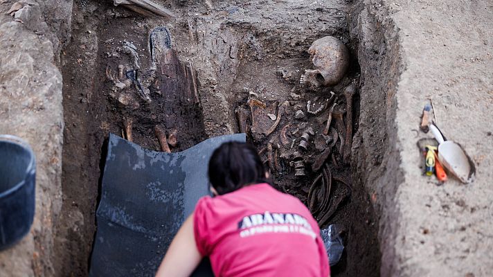 Telediario 1 - Recuperan los cuerpos de 13 fusilados en la primera exhumación en la Comunidad de Madrid