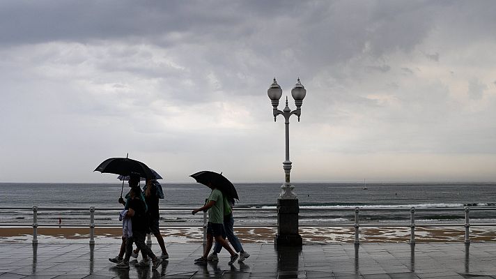 Cielo poco nuboso y precipitaciones débiles y dispersas