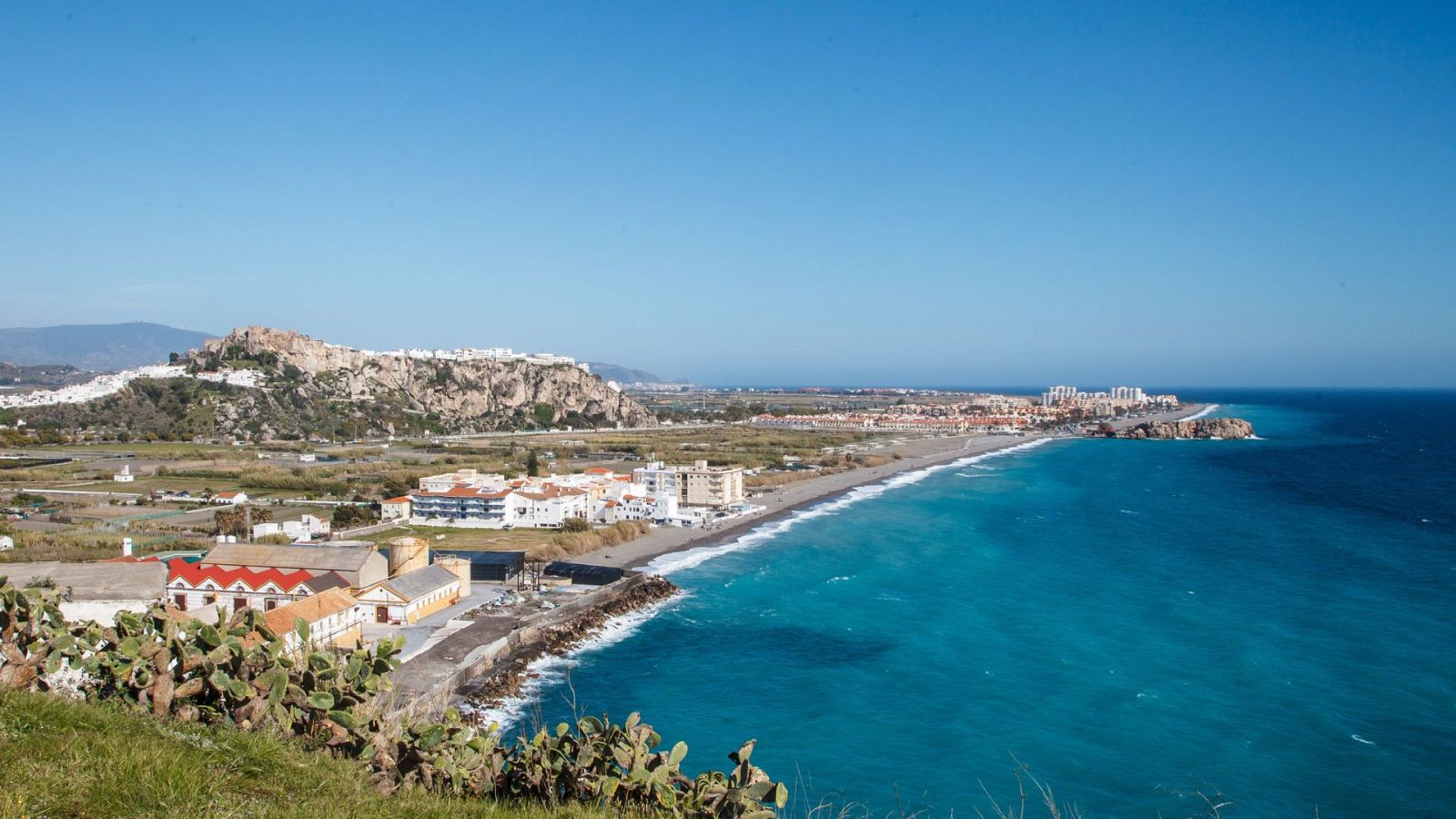 Recorremos Salobreña, situada en la Costa Tropical, en una contrarreloj en dos minutos - Ver ahora