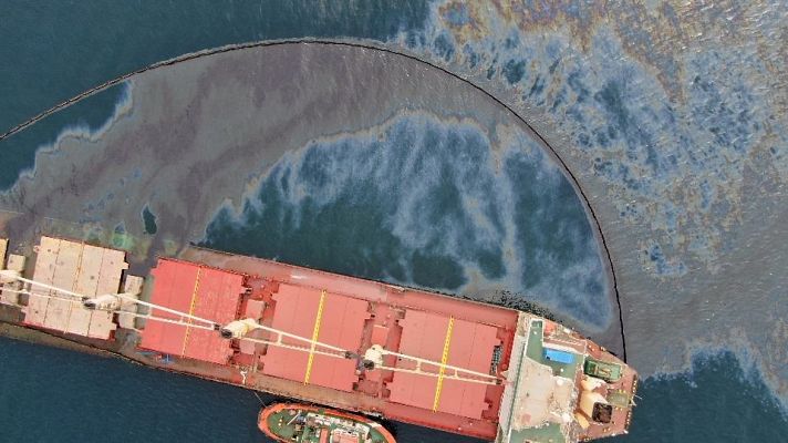Gibraltar confirma el vertido de combustible del buque accidentado junto a la costa