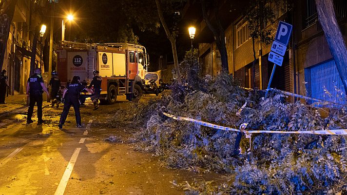 Fuertes tormentas dejan múltiples destrozos y calles anegadas en Cataluña