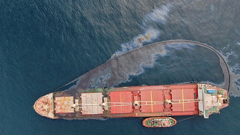 Gibraltar confirma una fuga de fueloil pesado en el buque accidentado junto a la costa