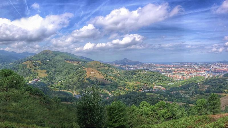 Los cielos permanecerán nubosos o con intervalos nubosos en Galicia y el área cantábrica, con precipitaciones débiles dispersas - ver ahora