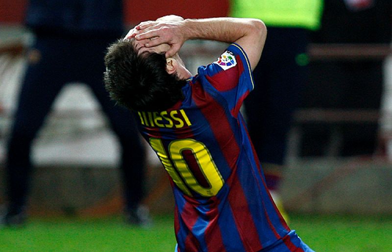 Los jugadores del FC Barcelona Lionel Messi, Andrés Iniesta y Xavi Hernández se lamentan por la eliminación de su equipo ante el Sevilla en el torneo del 'ko'. Mientras, tanto el jugador del Sevilla Álvaro Negredo como su presidente destacan que se h