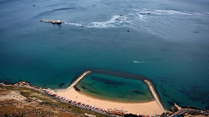 El vertido de aceite del buque accidentado en Gibraltar llega a la costa pero logran contener el combustible