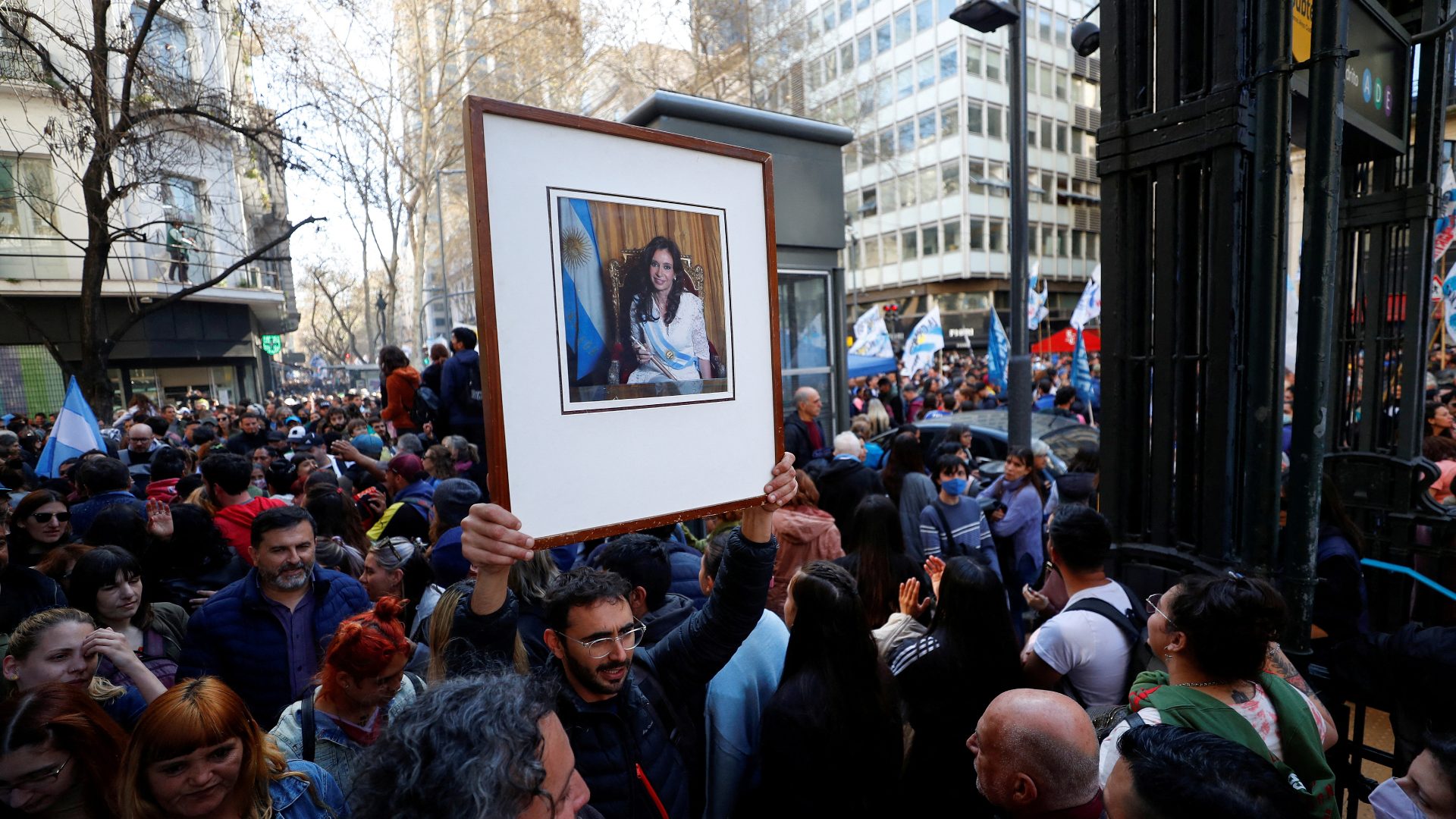 Miles De Personas Se Movilizan En Argentina En Repulsa Por El Ataque A ...