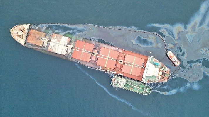 Gibraltar espera extraer este sábado el fueloil de uno de los tanques del buque