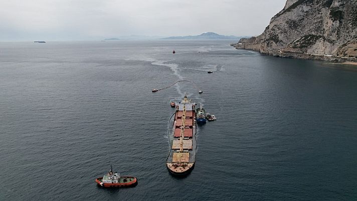 Telediario Fin de Semana - Gibraltar avisa de una "ralentización" del vaciado de combustible por una entrada de agua en el buque accidentado