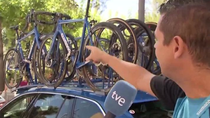 Vuelta ciclista a España - Así es la bicicleta que el coche neutro dio a Ayuso