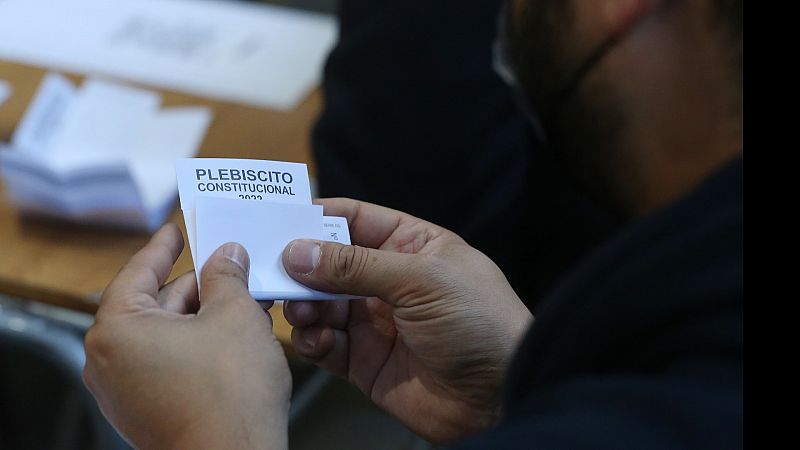 Los chilenos deciden si aprueban o rechazan la nueva Constitución