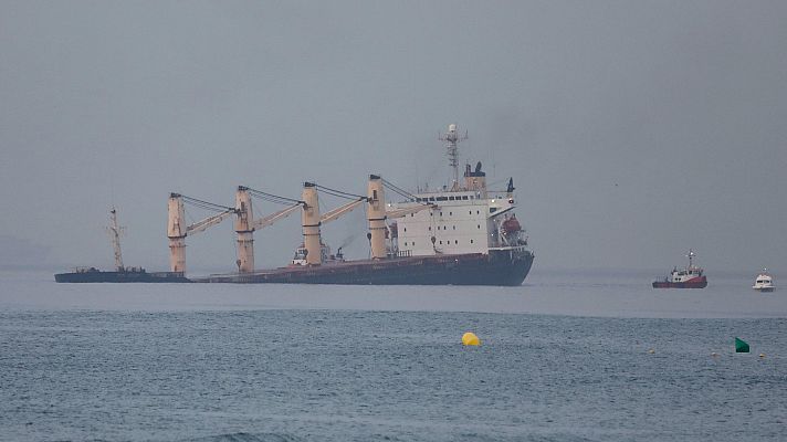 La extracción de fuel del buque accidentado sigue "estable" mientras se reabre la playa de Poniente