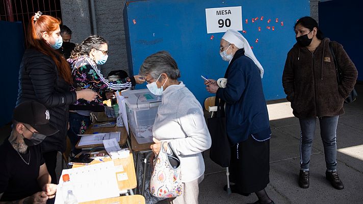 Los chilenos deciden en las urnas sobre la nueva Constitución