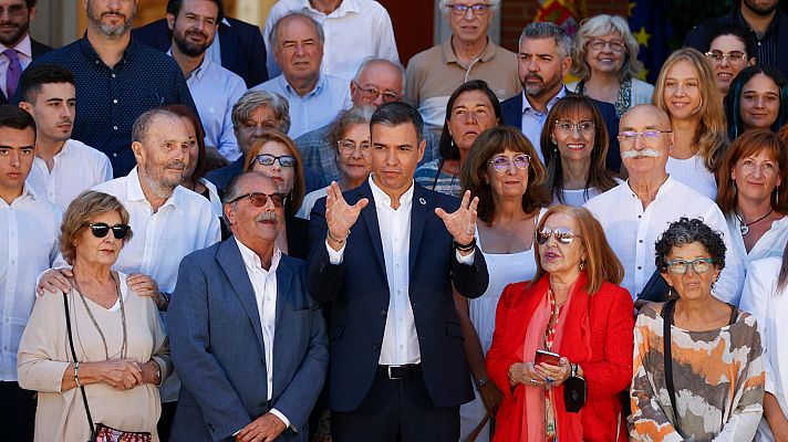 Telediario 1 - Sánchez defiende subir el salario mínimo en un acto con ciudadanos: "Elegimos a la mayoría frente a los poderosos"