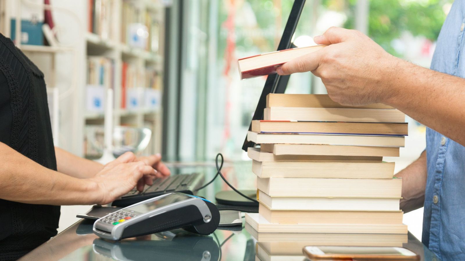 Aumenta la compra de dispositivos electrónicos, libros y uniformes, según Milanuncios - Ver ahora