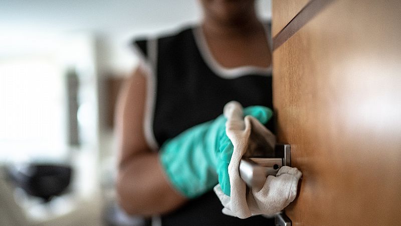 El día a día de una empleada del hogar: "No me da tiempo a sentarme y comer"