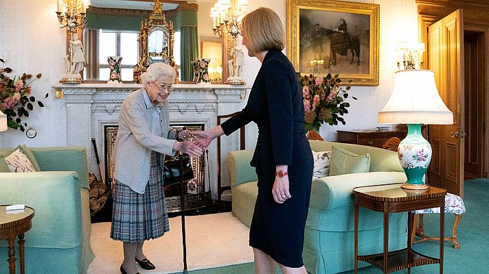 La reina Isabel II encarga formar gobierno a Liz Truss