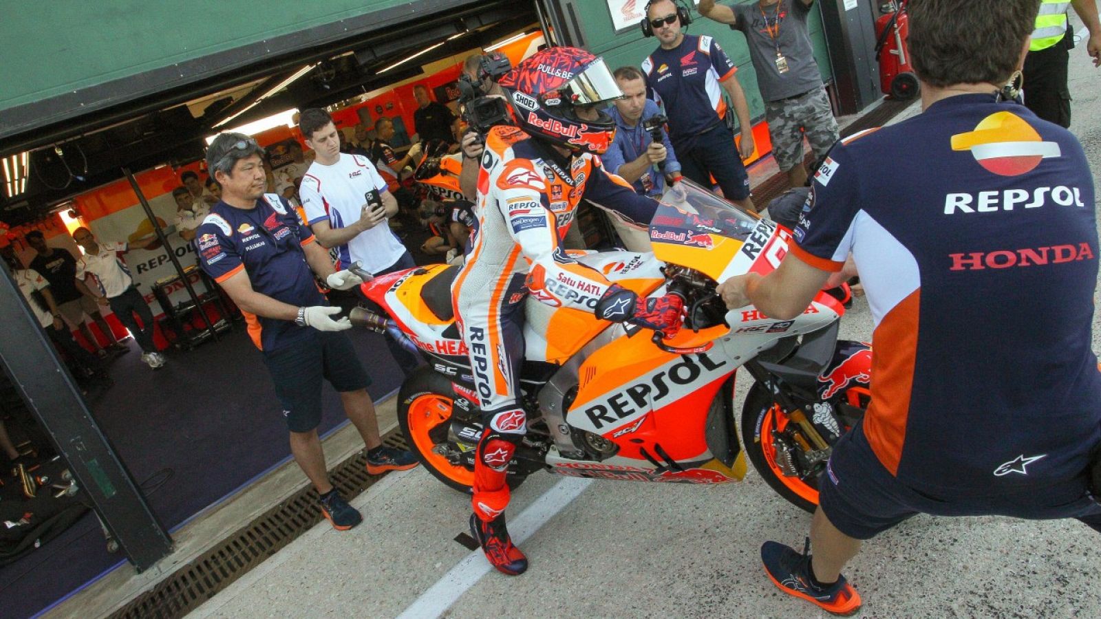 Marc Marquez ya entrena con la moto tres días después de recibir el alta médica