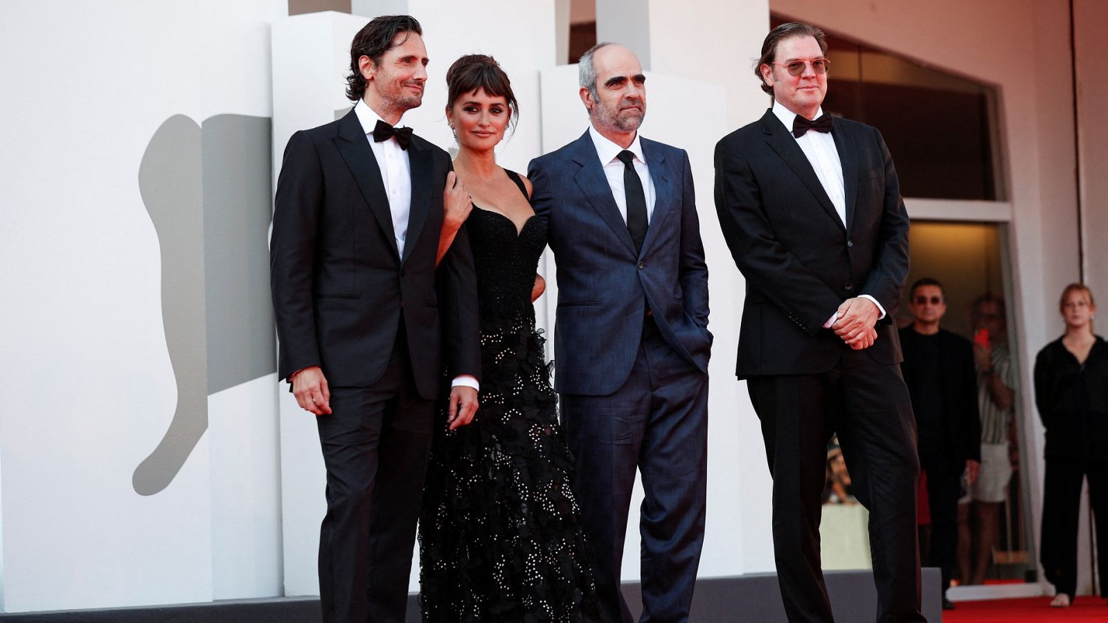 Penélope Cruz, emocionada tras los aplausos en Venecia | Ver