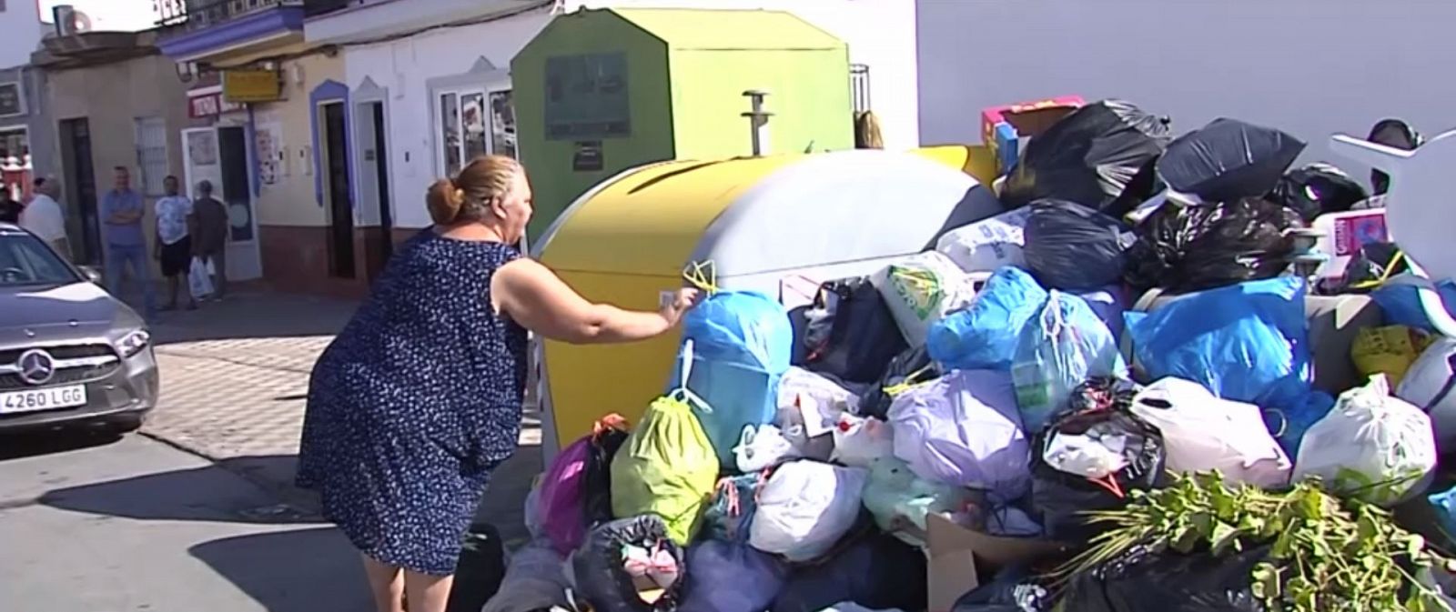 Montañas de basura en Almonte por la huelga de la limpieza 