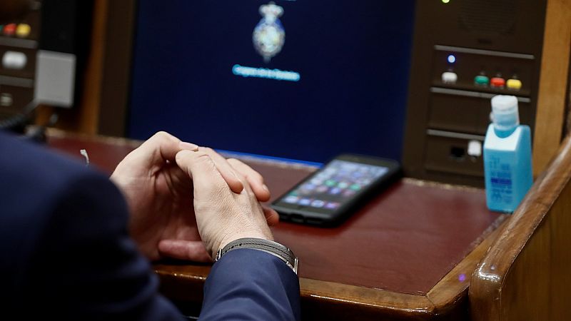 La renovación de los móviles de los diputados enciende la polémica y enfrenta a PSOE y Ciudadanos