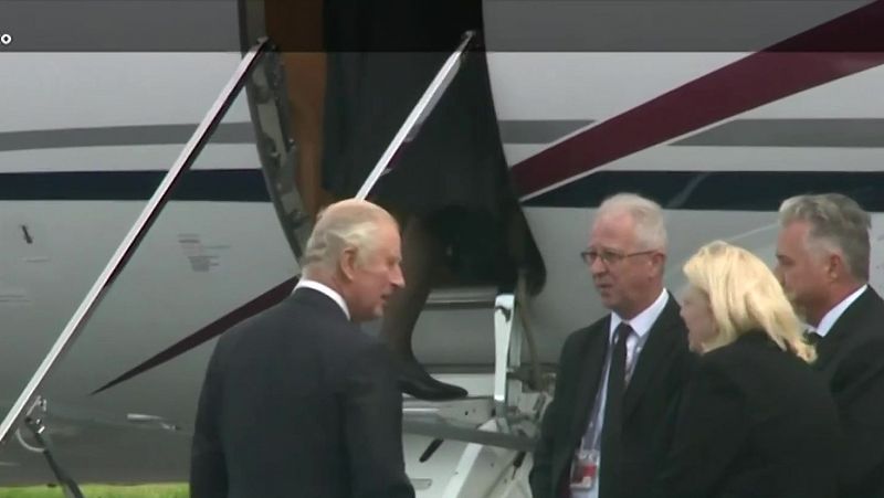 Primeras imágenes del rey Carlos III abandonando en avión Balmoral en dirección a Londres tras la muerte de Isabel II.