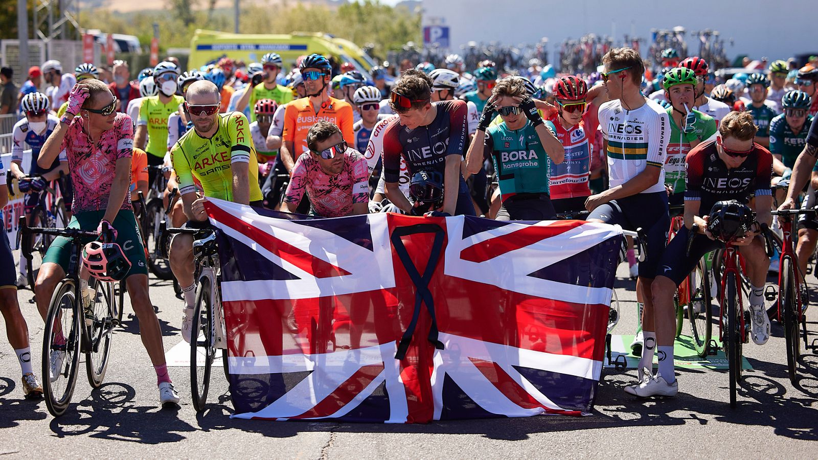 Vuelta 2022 | Minuto de silencio por Isabel II en la salida