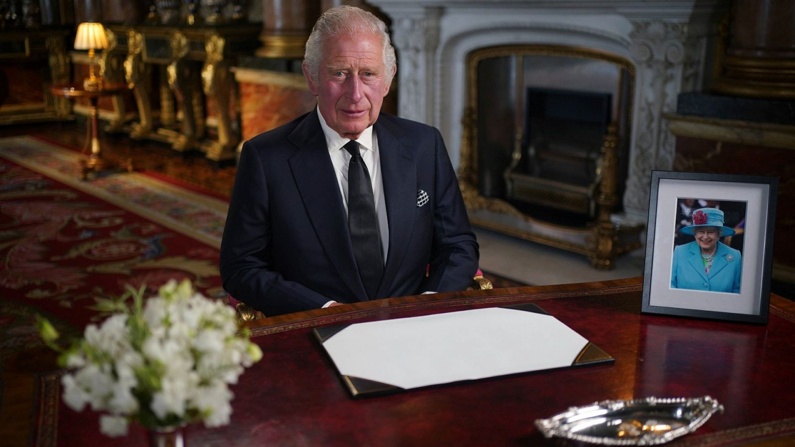 Carlos III promete renovar el "sacrificio" y la "devoción" de su madre