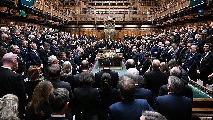 Telediario 2 - El Parlamento británico aparca sus debates por un día y rinde homenaje a Isabel II