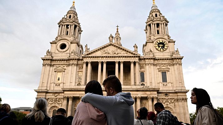 Telediario 2 - Londres recuerda a Isabel II en la Catedral de San Pablo: "La reina es irremplazable"