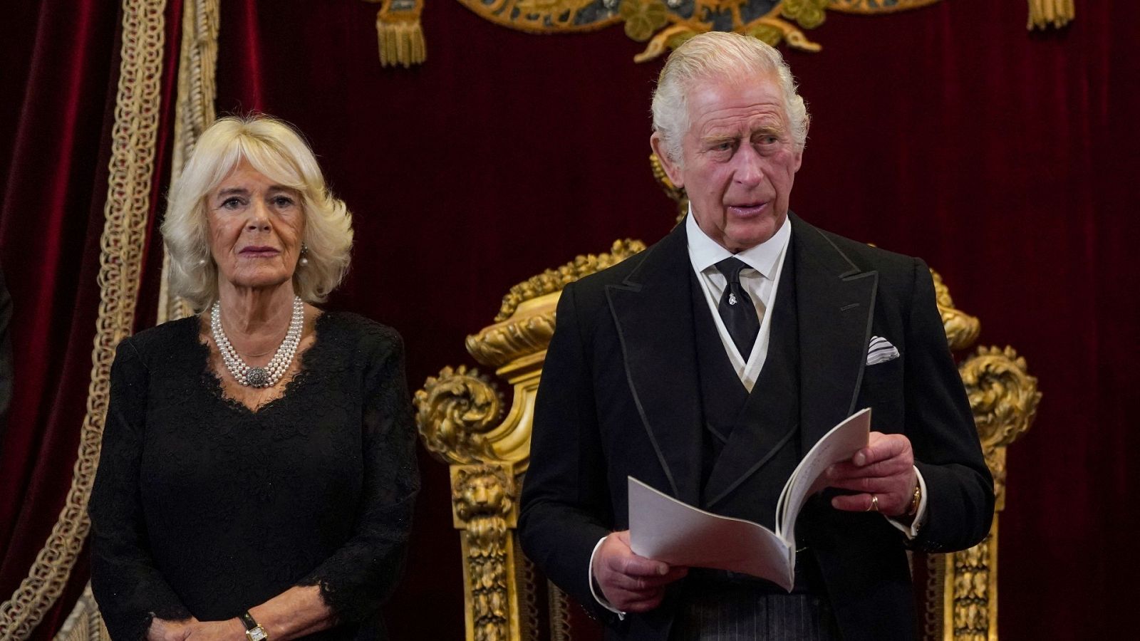 Carlos III es proclamado formalmente rey de Inglaterra
