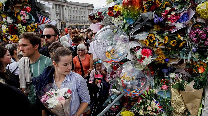 Cientos de personas acuden a la proclamación del rey