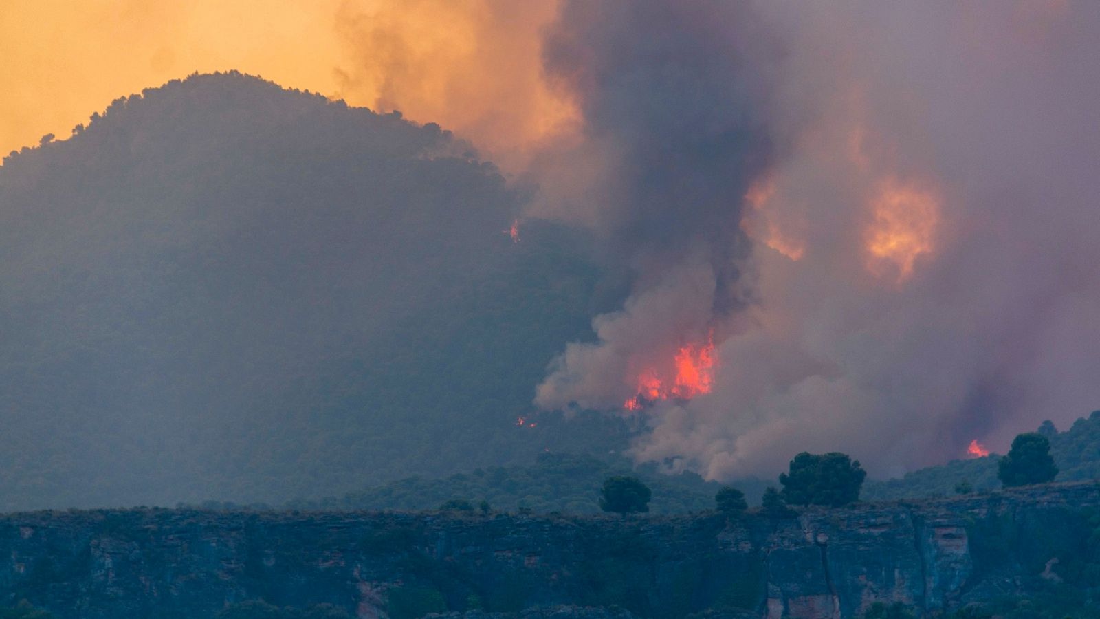 El viento dificulta las labores de extinción en Los Guájares