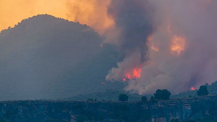 El viento dificulta las labores de extinción en Los Guájares, Granada   