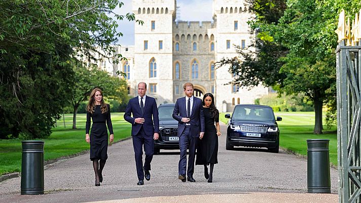 Guillermo y Enrique saludan juntos a la multitud en Windsor