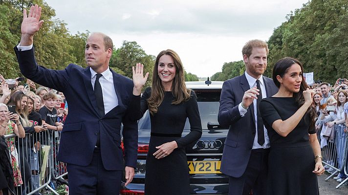 Telediario Fin de Semana - El reencuentro de Guillermo y Enrique: saludan a la multitud en Windsor